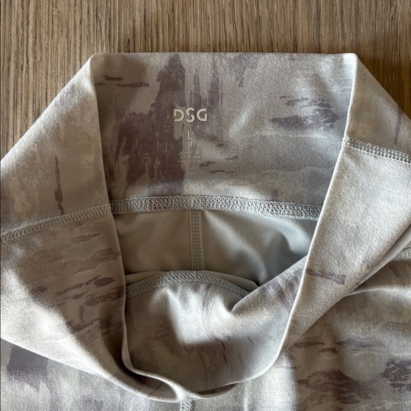 DSG Gray Patterned Women’s High Waisted Cropped Leggings Size L - Picture 2 of 6